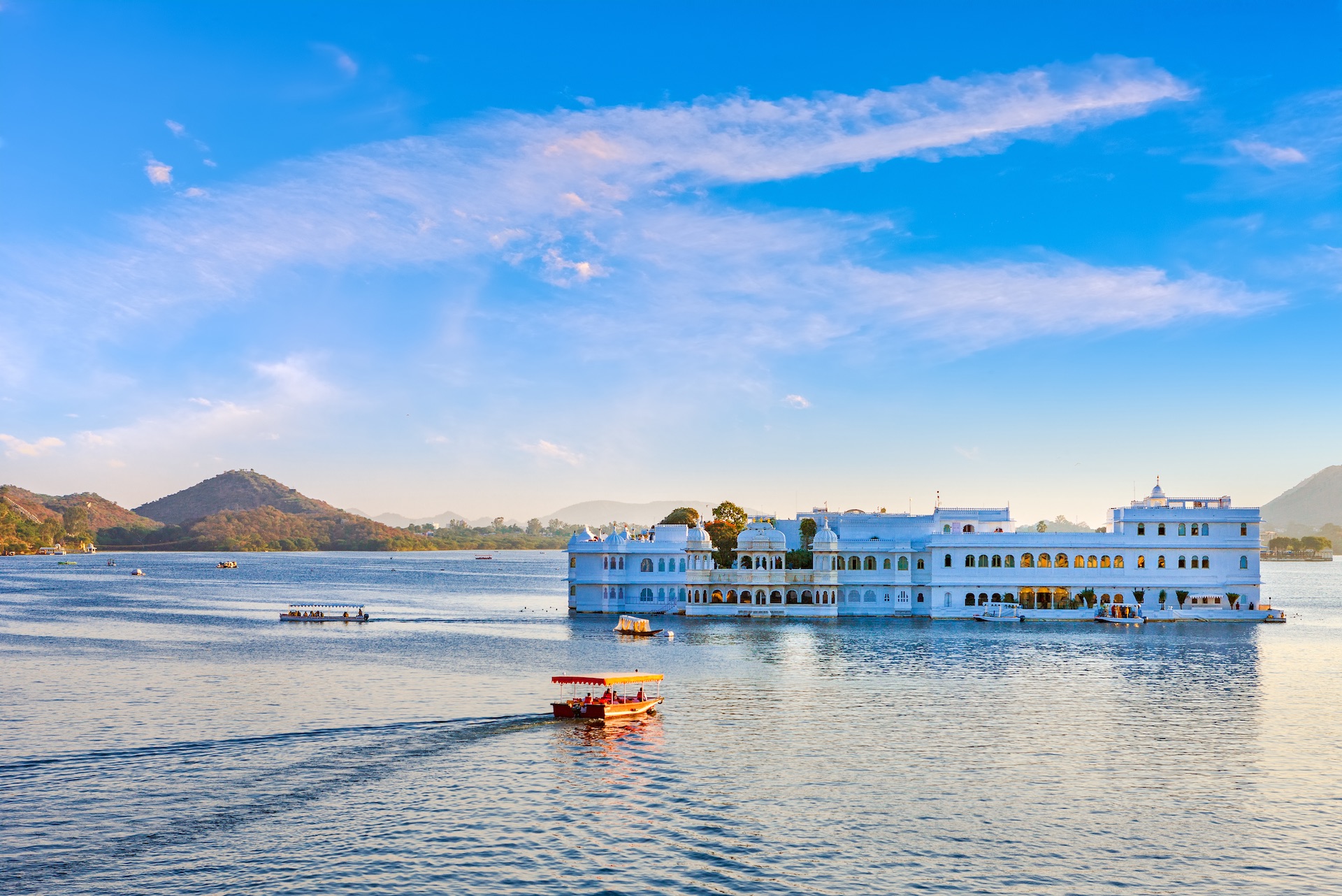 Taj Lake Palace on lake Pichola in Udaipur, Rajasthan, India.